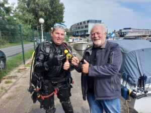 Duiken naar een dierbare ring en portemonnee.