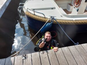 Duiken naar een dierbare ring en portemonnee.