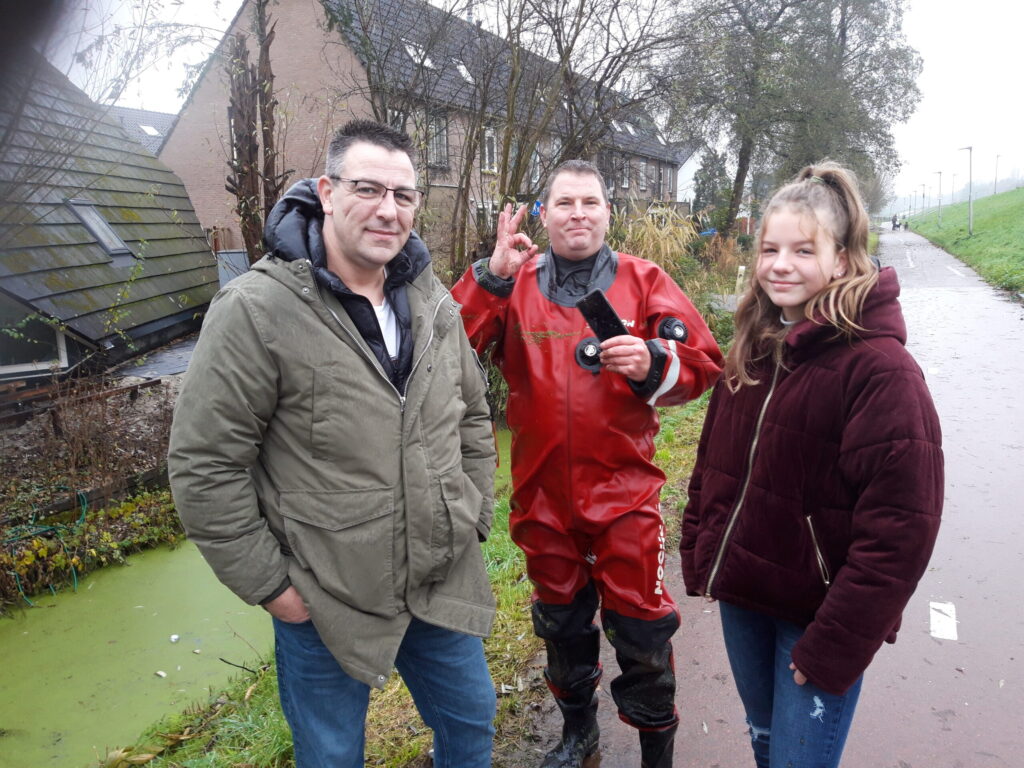 IPhone vanuit de sloot weer aan de kant in Oud Beijerland.