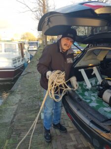 Duiken in Delft naar een verloren telefoon