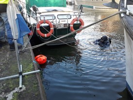 Duiken in Delft naar een verloren telefoon