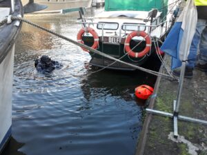 Duiken in Delft naar een verloren telefoon