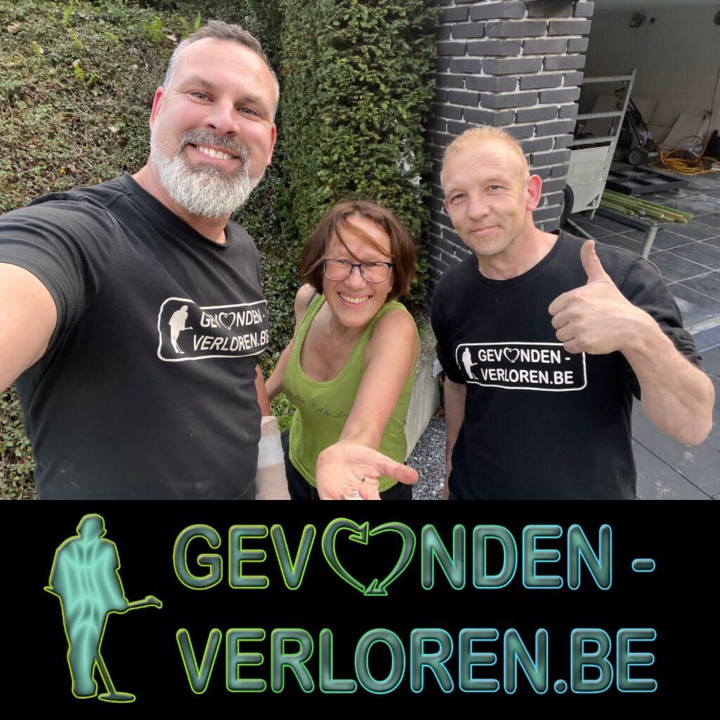 Hoorapparaat zoeken tussen de bladeren.