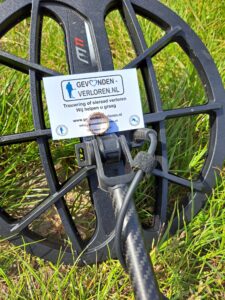 Een dubbele trouwring is verloren in het gras
