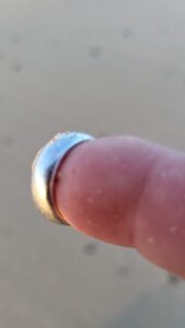 Een verloren trouwring in zee
