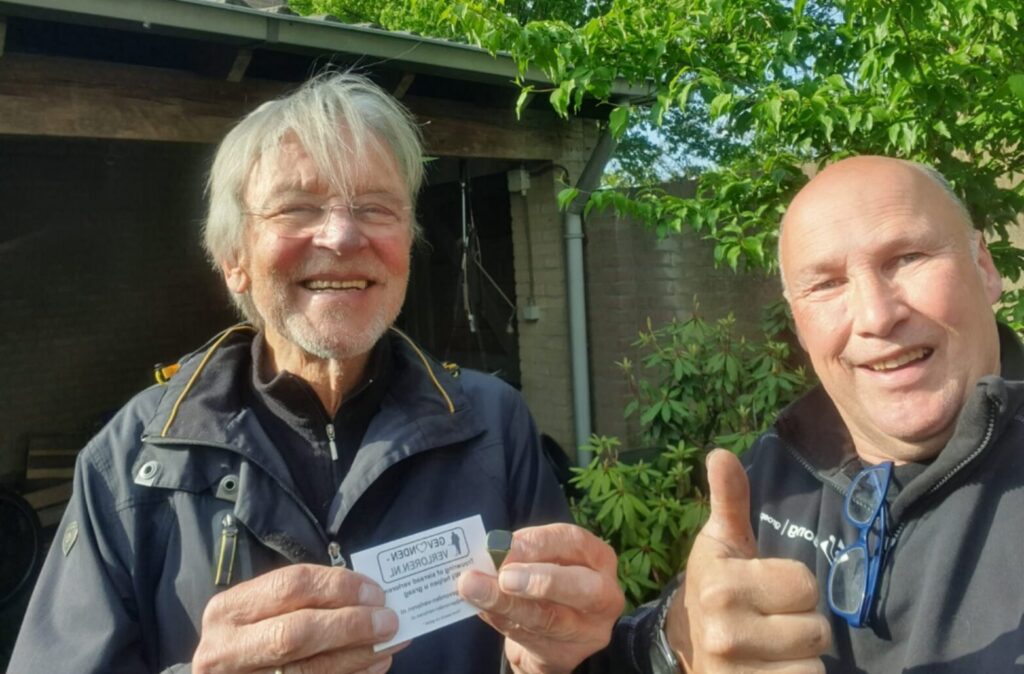 Zegelring verloren tijdens het snoeien van de heg.