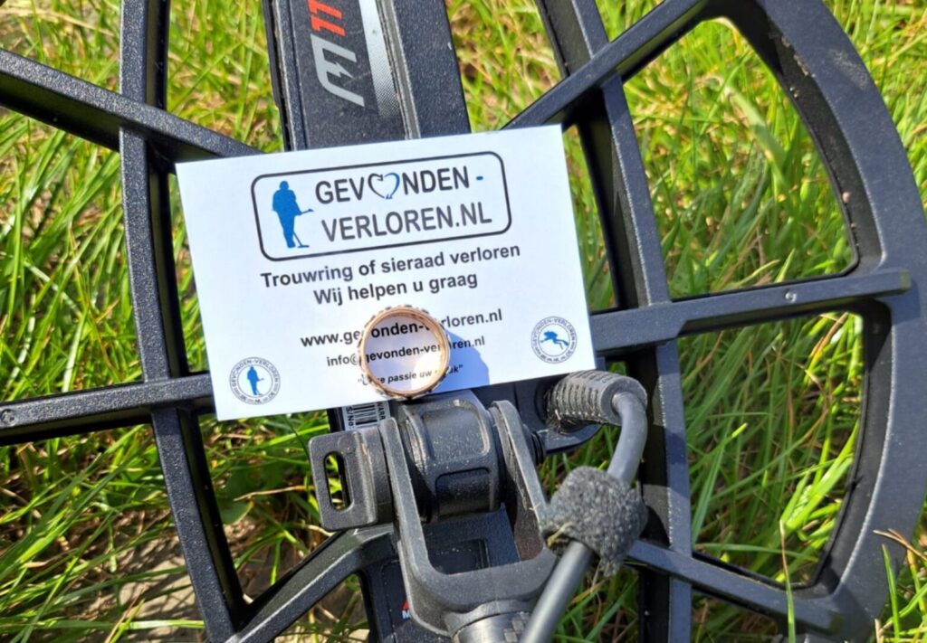 Een dubbele trouwring is verloren in het gras