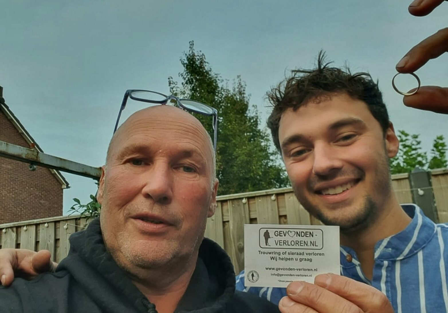 In de tuin mijn trouwring verloren.