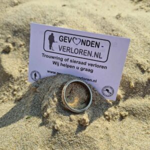 Wesp weg, trouwring ook weg