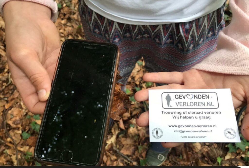Team DE doet het weer, telefoon verloren in het bos.